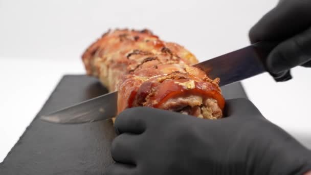 Potongan Daging Babi Panggang Dibungkus Dalam Gulungan Gulungan Pork Close — Stok Video