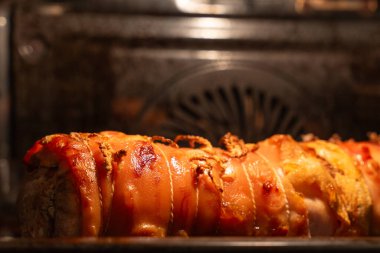 Ekmeğe sarılmış domuz eti. Domuz eti rulosu yakın plan..