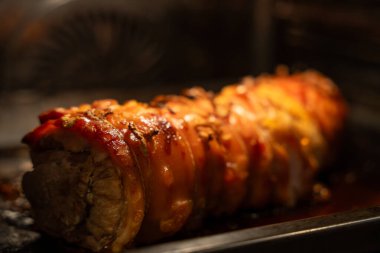 Ekmeğe sarılmış domuz eti. Domuz eti rulosu yakın plan..