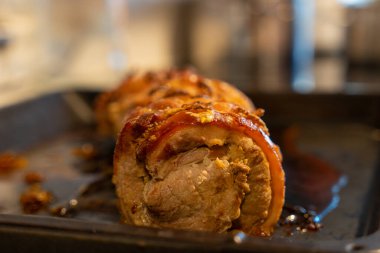 Ekmeğe sarılmış domuz eti. Domuz eti rulosu yakın plan..