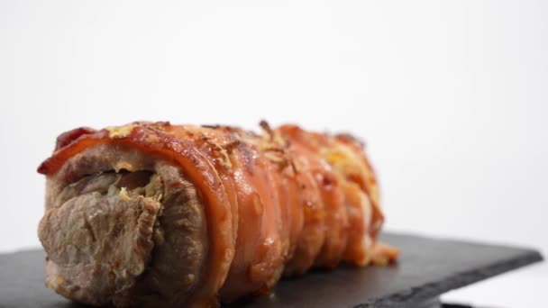 Gebackenes Schweinefleisch Eine Rolle Gewickelt Rotierende Schweinewalze Aus Nächster Nähe — Stockvideo
