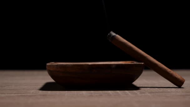 Sigaar Roken Een Houten Asbak Sigarenclose — Stockvideo