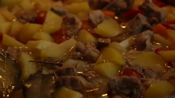 Potatis Med Kött Och Kryddor Tillagas Stekpanna Matlagning Potatis Med — Stockvideo