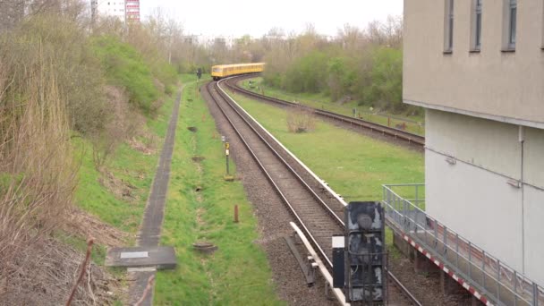 Желтый Городской Поезд Идущий Станции Станции Крупный План Городского Поезда — стоковое видео