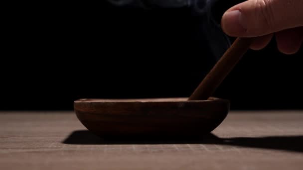 Курение Сигары Деревянной Пепельнице Сигарный Крупный План — стоковое видео