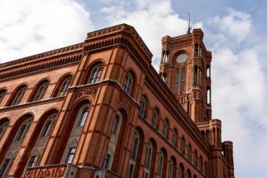 Alexanderplatz, Berlin 'deki Red Town Hall, Almanya. Kırmızı Kasaba Salonunu kapatın..
