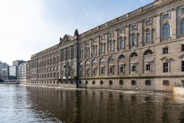 Nehir, Avrupa kenti Berlin 'in antik evleri boyunca akar. Berlin 'deki eski evler ve nehirler.