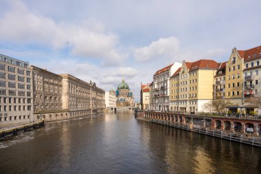 Nehir, Avrupa kenti Berlin 'in antik evleri boyunca akar. Berlin 'deki eski evler ve nehirler.
