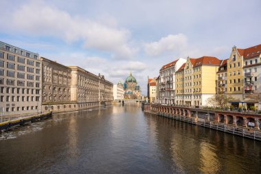 Nehir, Avrupa kenti Berlin 'in antik evleri boyunca akar. Berlin 'deki eski evler ve nehirler.