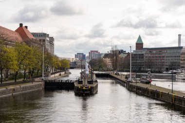 Nehir, Avrupa kenti Berlin 'in antik evleri boyunca akar. Berlin 'deki eski evler ve nehirler.