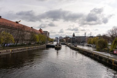 Nehir, Avrupa kenti Berlin 'in antik evleri boyunca akar. Berlin 'deki eski evler ve nehirler.