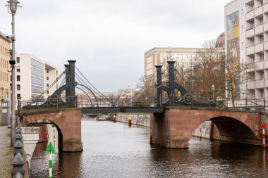 Berlin 'de nehrin karşısındaki eski bir asma köprü. Eski asma köprüye yakın çekim.