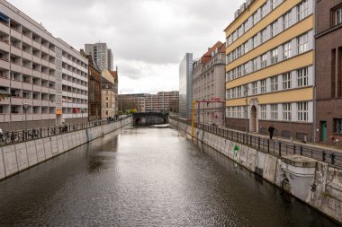 Nehir, Avrupa kenti Berlin 'in antik evleri boyunca akar. Berlin 'deki eski evler ve nehirler.