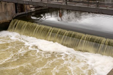 Su tesisatında su seviyesi regülatörü. Su tesisatında su basıncı.
