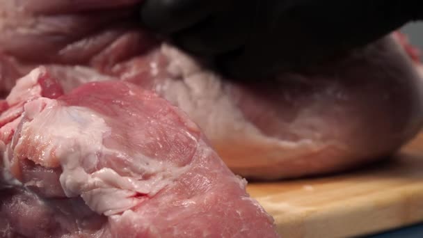 Ein Mann Schwarzen Handschuhen Schneidet Schweinefleisch Auf Einem Schneidebrett Hände — Stockvideo