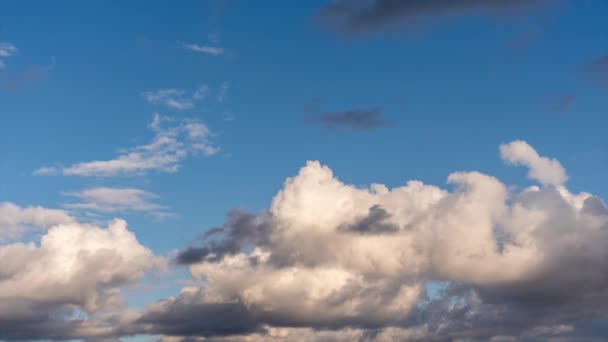 时间飞逝的云朵掠过天空 天空中的云彩近景 — 图库视频影像