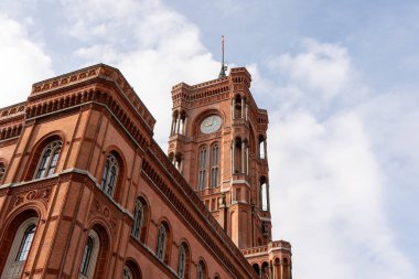 Alexanderplatz, Berlin 'deki Red Town Hall, Almanya. Kırmızı Kasaba Salonunu kapatın..