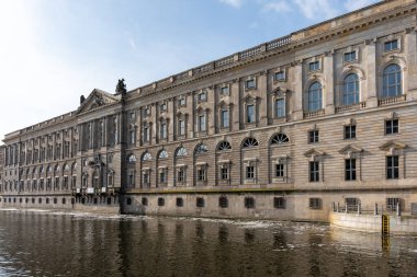 Nehir, Avrupa kenti Berlin 'in antik evleri boyunca akar. Berlin 'deki eski evler ve nehirler.