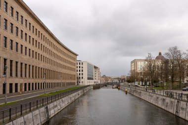 Nehir, Avrupa kenti Berlin 'in antik evleri boyunca akar. Berlin 'deki eski evler ve nehirler.
