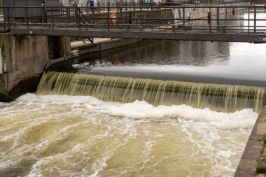 Su tesisatında su seviyesi regülatörü. Su tesisatında su basıncı.