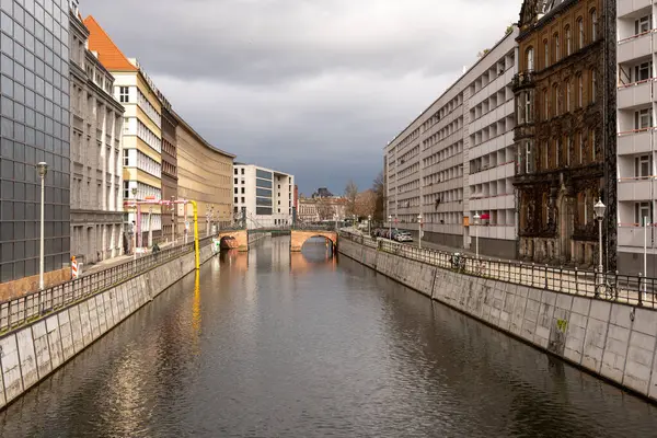 Floden Flyder Langs Gamle Huse Den Europæiske Berlin Gamle Huse - Stock-foto