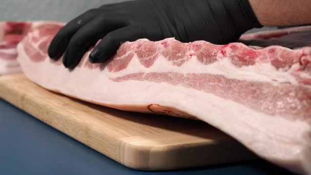 Homem Luvas Pretas Corta Carne Porco Numa Tábua Corte Corte — Vídeo de Stock