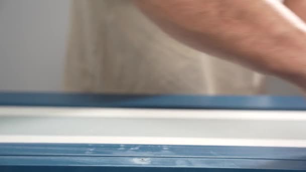 Pískuje Nábytek Brusným Papírem Před Malováním Broušení Skříně Zblízka — Stock video