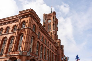 Alexanderplatz, Berlin 'deki Red Town Hall, Almanya. Kırmızı Kasaba Salonunu kapatın..