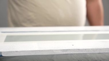 Mobilyaları beyaza boya. Mobilyaları boyuyorum..