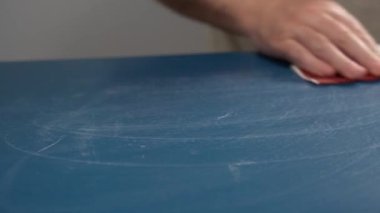 Boyamadan önce zımpara kağıdıyla mobilyaları zımparalar. Dolabı zımparalıyorum..