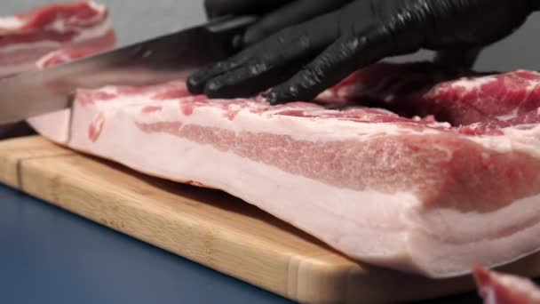 Homme Gants Noirs Coupe Viande Porc Sur Une Planche Découper — Video