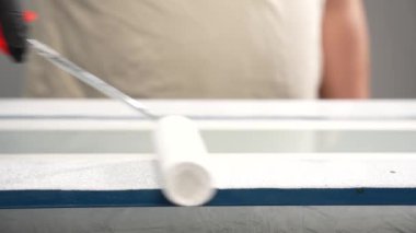 Mobilyaları beyaza boya. Mobilyaları boyuyorum..