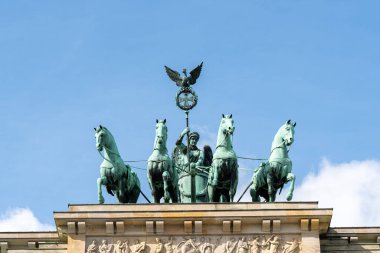 Brandenburg Kapısı 'nda bulunan süvari heykeli. Brandenburg Kapısı, yakın plan..