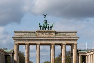 Brandenburg Kapısı 'nda bulunan süvari heykeli. Brandenburg Kapısı, yakın plan..