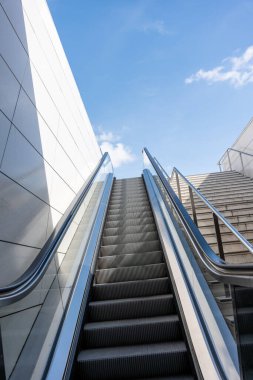 Bir Avrupa şehrinin metrosundan çıkış. Metro çıkışına yakın plan..