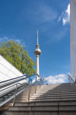Bir Avrupa şehrinin metrosundan çıkış. Metro çıkışına yakın plan..