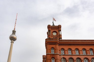 Alexanderplatz, Berlin 'deki Red Town Hall, Almanya. Kırmızı Kasaba Salonunu kapatın..