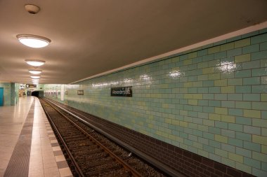 Berlin Alexanderplatz 'daki metro istasyonu. Yeraltı istasyonu yakın plan..