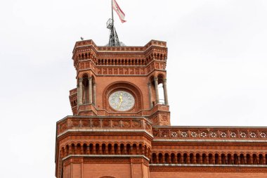 Alexanderplatz, Berlin 'deki Red Town Hall, Almanya. Kırmızı Kasaba Salonunu kapatın..