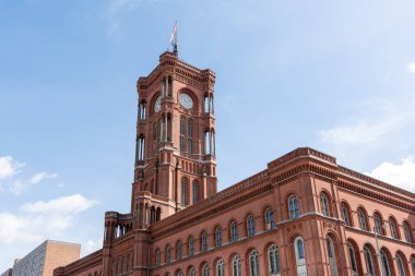 Alexanderplatz, Berlin 'deki Red Town Hall, Almanya. Kırmızı Kasaba Salonunu kapatın..