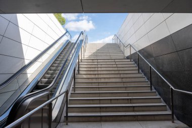 Bir Avrupa şehrinin metrosundan çıkış. Metro çıkışına yakın plan..