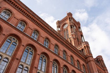 Alexanderplatz, Berlin 'deki Red Town Hall, Almanya. Kırmızı Kasaba Salonunu kapatın..