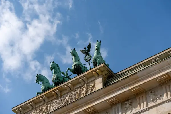 勃兰登堡城门上的骑兵雕像 勃兰登堡门特写 — 图库照片