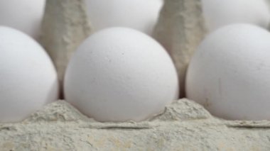 Bir paket beyaz tavuk yumurtası. Pakette beyaz tavuk yumurtası var..
