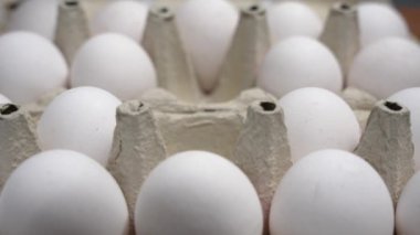 Bir paket beyaz tavuk yumurtası. Pakette beyaz tavuk yumurtası var..