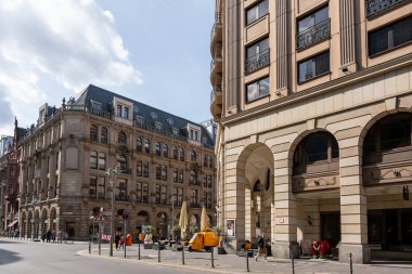 Berlin, Almanya, Nisan 06, 2024. Berlin 'in sokakları ve mimarisi. Avrupa şehirlerinin mimarisi. Berlin, Almanya, Nisan 06, 2024