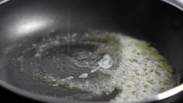 鸡蛋在煎锅里煎 在煎锅里煎鸡蛋 — 图库视频影像
