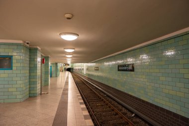 Berlin Alexanderplatz 'daki metro istasyonu. Yeraltı istasyonu yakın plan..