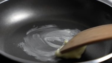 Tereyağı sıcak tavada erir. Tavada tereyağı.