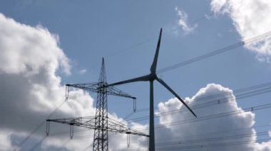 Rüzgar santralleri rüzgar türbinleri elektrik üretir. Modern enerji kavramı, yenilenebilir enerji teknolojisi, temiz enerji.